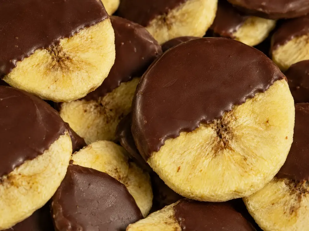 Banana liofilizada drageada coberta com chocolate