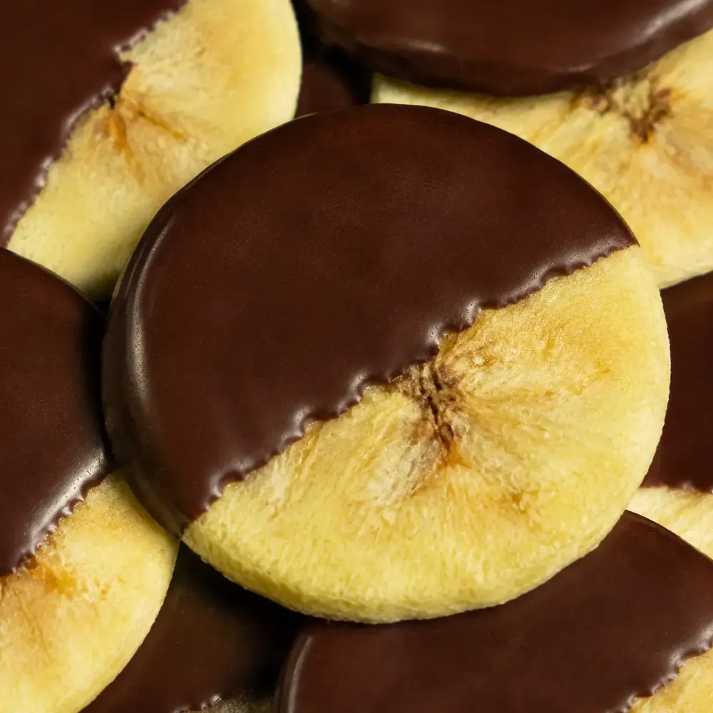 Banana liofilizada drageada com chocolate ao leite